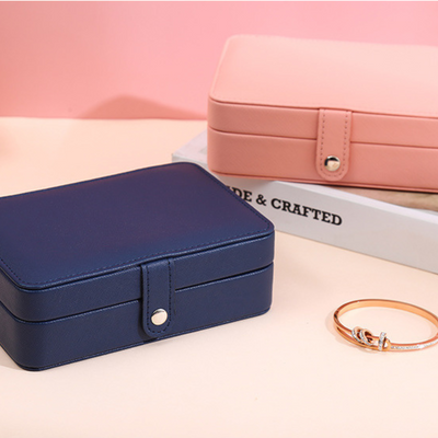 Boîte à bijoux compacte en cuir
